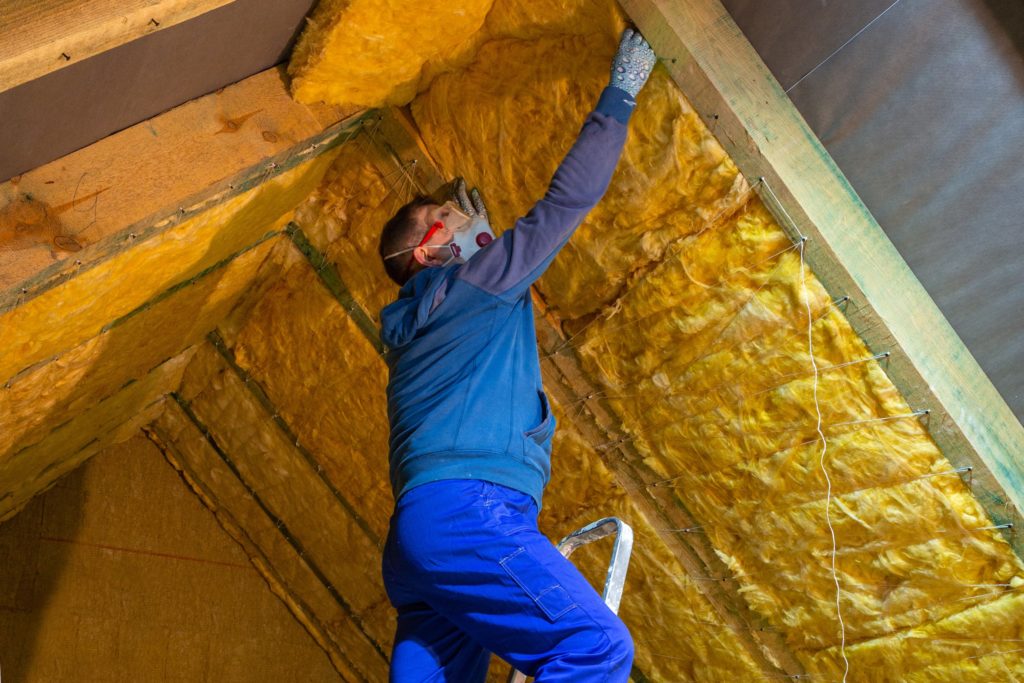 Pose d'un isolant de toiture par l'intérieur